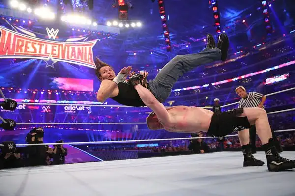 La WWE ha annunciato che ha fatto segnare un nuovo record: 101.763 tifosi presenti ad Arlington in Texas.