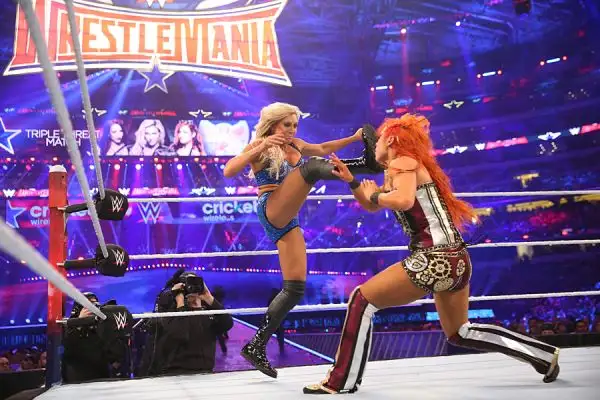 La WWE ha annunciato che ha fatto segnare un nuovo record: 101.763 tifosi presenti ad Arlington in Texas.