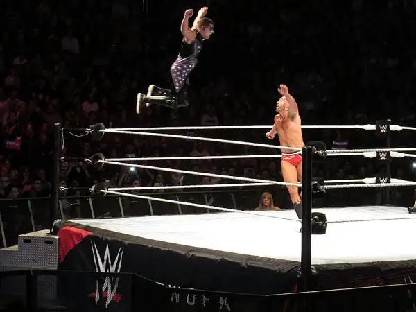 Tutto esaurito al Forum di Assago per la prima tappa italiana del tour "Wrestlemania Revenge", con Roman Reigns e tutti gli altri grandi wrestler protagonisti sul ring.