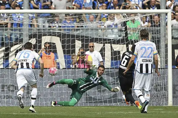 All'Azzurri di Italia finisce in parità: friulani salvi e standing ovation del pubblico di Bergamo per Bellini, all'ultima partita della carriera. DI Zapata e dello stesso Bellini i gol del match.