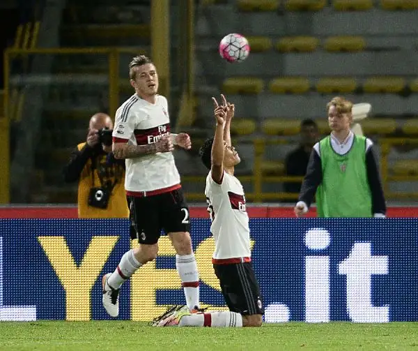 Il Milan torna a vincere e supera almeno per una notte il Sassuolo al sesto posto della classifica. Decisivo a Bologna un rigore di Bacca.