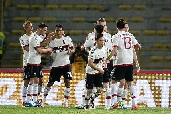 Il Milan torna a vincere e supera almeno per una notte il Sassuolo al sesto posto della classifica. Decisivo a Bologna un rigore di Bacca.