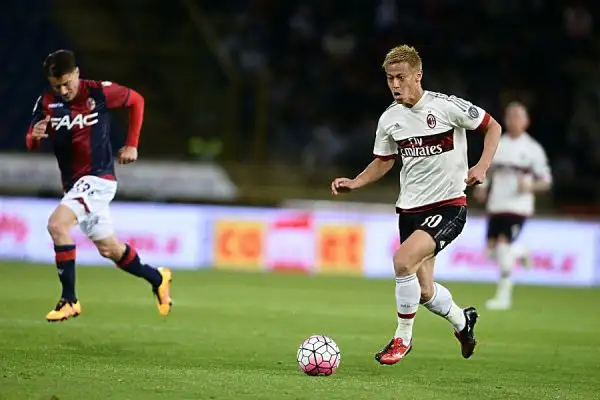 Il Milan torna a vincere e supera almeno per una notte il Sassuolo al sesto posto della classifica. Decisivo a Bologna un rigore di Bacca.