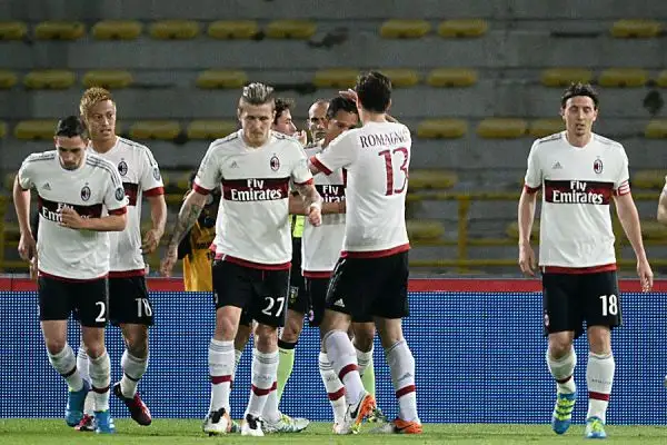 Il Milan torna a vincere e supera almeno per una notte il Sassuolo al sesto posto della classifica. Decisivo a Bologna un rigore di Bacca.