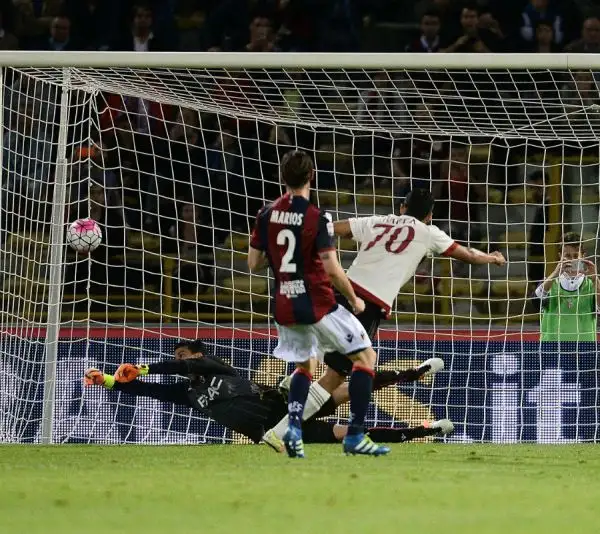 Il Milan torna a vincere e supera almeno per una notte il Sassuolo al sesto posto della classifica. Decisivo a Bologna un rigore di Bacca.