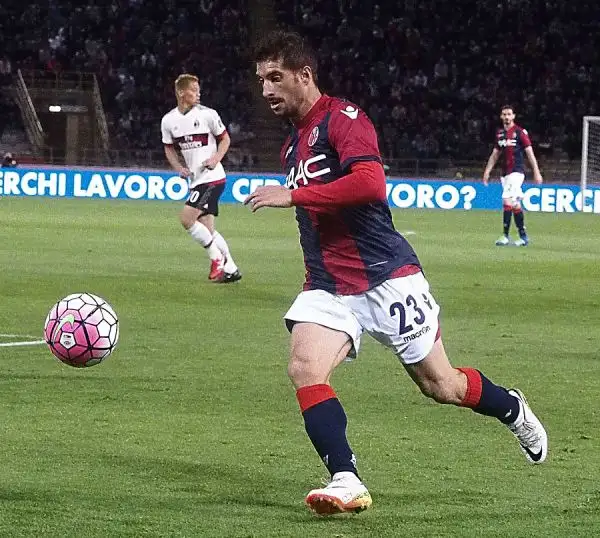 Il Milan torna a vincere e supera almeno per una notte il Sassuolo al sesto posto della classifica. Decisivo a Bologna un rigore di Bacca.
