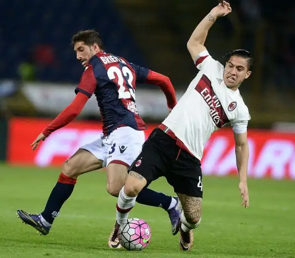 Il Milan torna a vincere e supera almeno per una notte il Sassuolo al sesto posto della classifica. Decisivo a Bologna un rigore di Bacca.