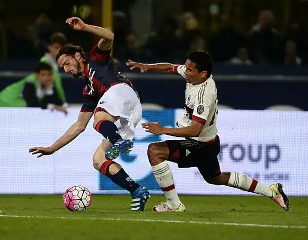 Il Milan torna a vincere e supera almeno per una notte il Sassuolo al sesto posto della classifica. Decisivo a Bologna un rigore di Bacca.