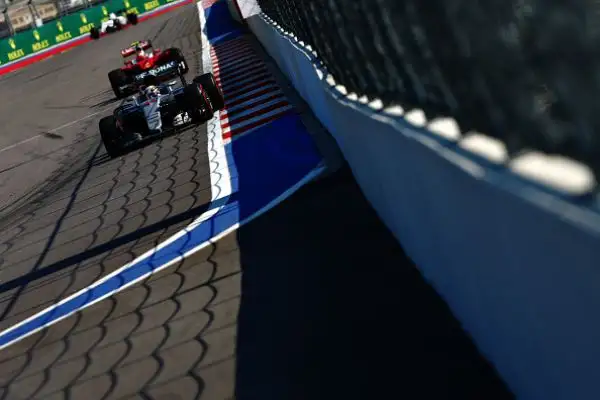 Poker di Rosberg, Kimi sul podio. Il tedesco domina in Russia e allunga su Hamilton, secondo. Vettel tamponato e ritirato.