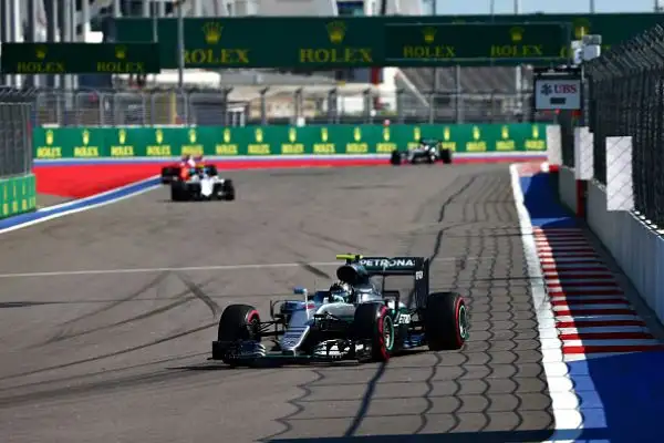 Poker di Rosberg, Kimi sul podio. Il tedesco domina in Russia e allunga su Hamilton, secondo. Vettel tamponato e ritirato.