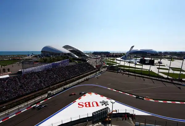 Poker di Rosberg, Kimi sul podio. Il tedesco domina in Russia e allunga su Hamilton, secondo. Vettel tamponato e ritirato.