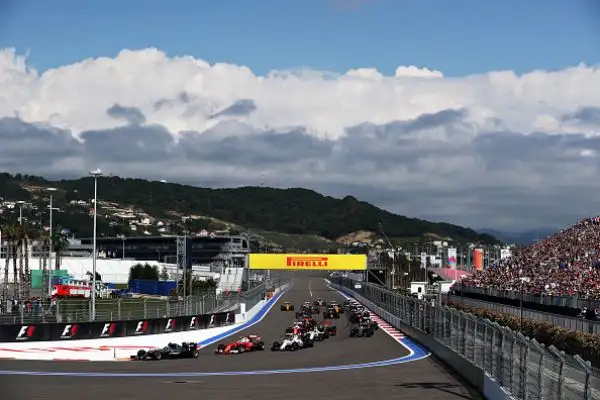Poker di Rosberg, Kimi sul podio. Il tedesco domina in Russia e allunga su Hamilton, secondo. Vettel tamponato e ritirato.