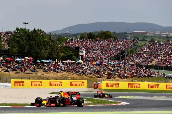 Fenomeno Verstappen, Ferrari sul podio. L'olandese ottiene la sua prima vittoria in Formula 1 davanti a Kimi Raikkonen e Sebastian Vettel.