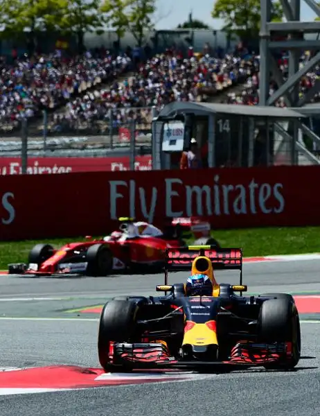 Fenomeno Verstappen, Ferrari sul podio. L'olandese ottiene la sua prima vittoria in Formula 1 davanti a Kimi Raikkonen e Sebastian Vettel.