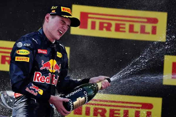 Fenomeno Verstappen, Ferrari sul podio. L'olandese ottiene la sua prima vittoria in Formula 1 davanti a Kimi Raikkonen e Sebastian Vettel.