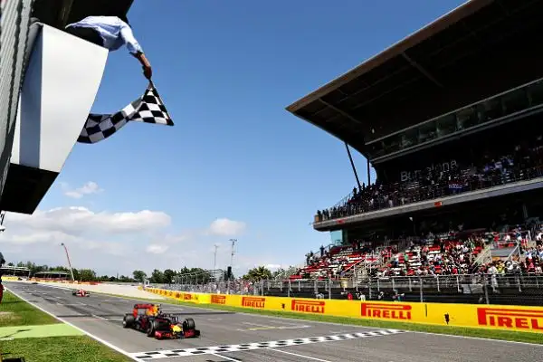 Fenomeno Verstappen, Ferrari sul podio. L'olandese ottiene la sua prima vittoria in Formula 1 davanti a Kimi Raikkonen e Sebastian Vettel.