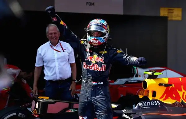 Fenomeno Verstappen, Ferrari sul podio. L'olandese ottiene la sua prima vittoria in Formula 1 davanti a Kimi Raikkonen e Sebastian Vettel.