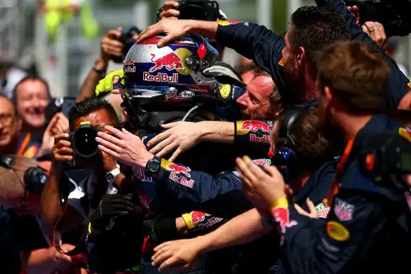 Fenomeno Verstappen, Ferrari sul podio. L'olandese ottiene la sua prima vittoria in Formula 1 davanti a Kimi Raikkonen e Sebastian Vettel.