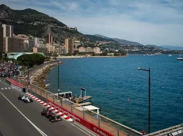 La monoposto più veloce nel circuito cittadino del Principato è stata, un po' a sorpresa, la Red Bull di Daniel Ricciardo che ha preceduto le due Mercedes di Hamilton e Rosberg, staccate di sei e nove