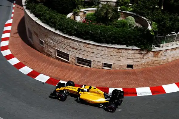 La monoposto più veloce nel circuito cittadino del Principato è stata, un po' a sorpresa, la Red Bull di Daniel Ricciardo che ha preceduto le due Mercedes di Hamilton e Rosberg, staccate di sei e nove