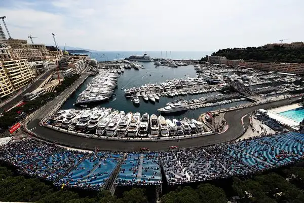 La monoposto più veloce nel circuito cittadino del Principato è stata, un po' a sorpresa, la Red Bull di Daniel Ricciardo che ha preceduto le due Mercedes di Hamilton e Rosberg, staccate di sei e nove