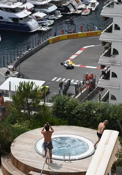 La monoposto più veloce nel circuito cittadino del Principato è stata, un po' a sorpresa, la Red Bull di Daniel Ricciardo che ha preceduto le due Mercedes di Hamilton e Rosberg, staccate di sei e nove