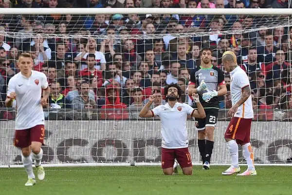 Totti-ElSha e la Roma non muore mai. In casa del Genoa termina 2-3: a Salah rispondono Tachtsidis e Pavoletti, ma il Pupone regna sui calci da fermo e il ‘Faraone’ regala i 3 punti.