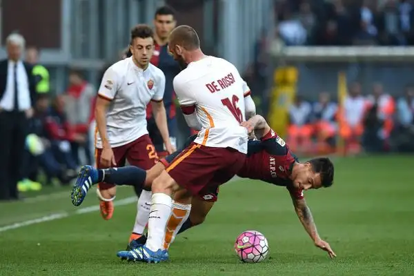 Totti-ElSha e la Roma non muore mai. In casa del Genoa termina 2-3: a Salah rispondono Tachtsidis e Pavoletti, ma il Pupone regna sui calci da fermo e il ‘Faraone’ regala i 3 punti.