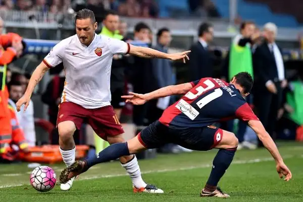 Totti-ElSha e la Roma non muore mai. In casa del Genoa termina 2-3: a Salah rispondono Tachtsidis e Pavoletti, ma il Pupone regna sui calci da fermo e il ‘Faraone’ regala i 3 punti.