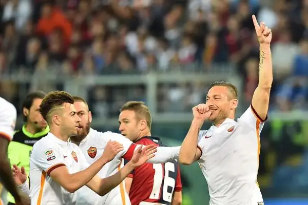 Totti-ElSha e la Roma non muore mai. In casa del Genoa termina 2-3: a Salah rispondono Tachtsidis e Pavoletti, ma il Pupone regna sui calci da fermo e il ‘Faraone’ regala i 3 punti.