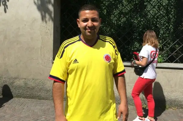 Tifoso colombiano a Cassano d'Adda: "Sono in Italia da 3 mesi, ma non potevo perdermi il Giro, lo seguo da sempre. Dovevo per forza vedere dal vivo Chaves e Uran".