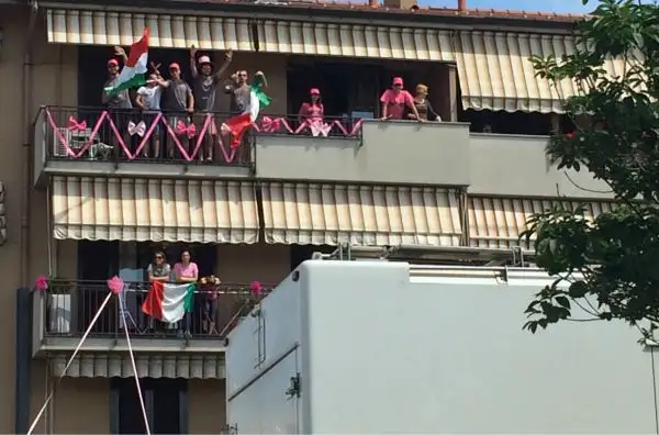 I tifosi sui balconi.