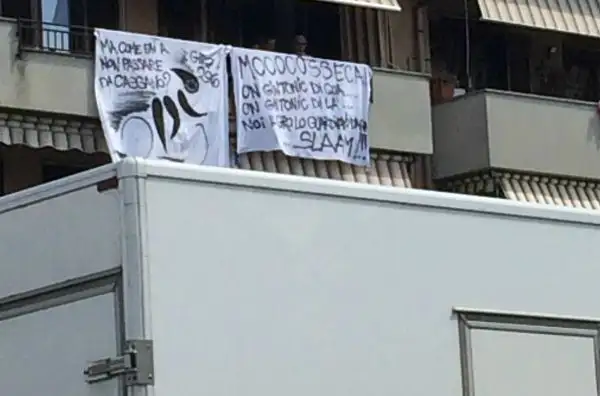 Striscione alcolico su un balcone a Cassano d'Adda.