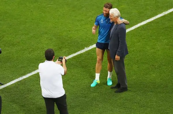 Richard Gere ci prende gusto e dopo aver viaggiato con la squadra del Real Madrid diretta a Milano per la finale Champions accompagna i giocatori per l'ultimo allenamento.