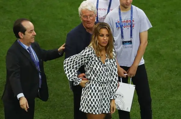 Richard Gere ci prende gusto e dopo aver viaggiato con la squadra del Real Madrid diretta a Milano per la finale Champions accompagna i giocatori per l'ultimo allenamento.