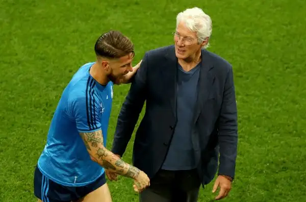 Richard Gere ci prende gusto e dopo aver viaggiato con la squadra del Real Madrid diretta a Milano per la finale Champions accompagna i giocatori per l'ultimo allenamento.