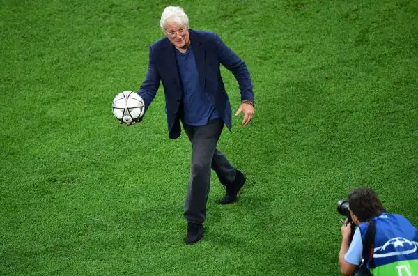 Richard Gere ci prende gusto e dopo aver viaggiato con la squadra del Real Madrid diretta a Milano per la finale Champions accompagna i giocatori per l'ultimo allenamento.