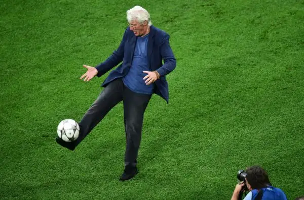 Richard Gere ci prende gusto e dopo aver viaggiato con la squadra del Real Madrid diretta a Milano per la finale Champions accompagna i giocatori per l'ultimo allenamento.