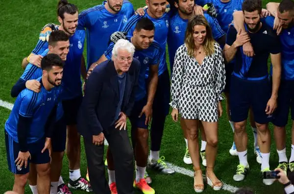 Richard Gere ci prende gusto e dopo aver viaggiato con la squadra del Real Madrid diretta a Milano per la finale Champions accompagna i giocatori per l'ultimo allenamento.