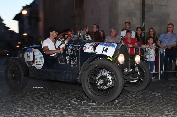 Ad aggiudicarsi la 34esima edizione della Mille Miglia sono i bresciani Andrea Vesco e Andrea Guerini, a bordo della Alfa Romeo 6C 1750 GS Zagato del 1931 numero 74.