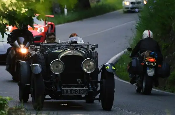 Ad aggiudicarsi la 34esima edizione della Mille Miglia sono i bresciani Andrea Vesco e Andrea Guerini, a bordo della Alfa Romeo 6C 1750 GS Zagato del 1931 numero 74.