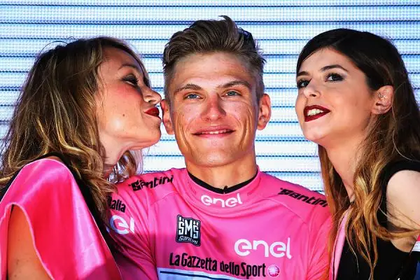Alcune immagini delle splendide ragazze che anche quest'anno fanno da cornice alla Corsa Rosa che si sta snodando per le strade della penisola del bel paese.