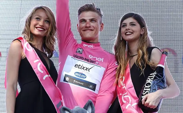 Alcune immagini delle splendide ragazze che anche quest'anno fanno da cornice alla Corsa Rosa che si sta snodando per le strade della penisola del bel paese.