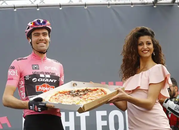 Alcune immagini delle splendide ragazze che anche quest'anno fanno da cornice alla Corsa Rosa che si sta snodando per le strade della penisola del bel paese.