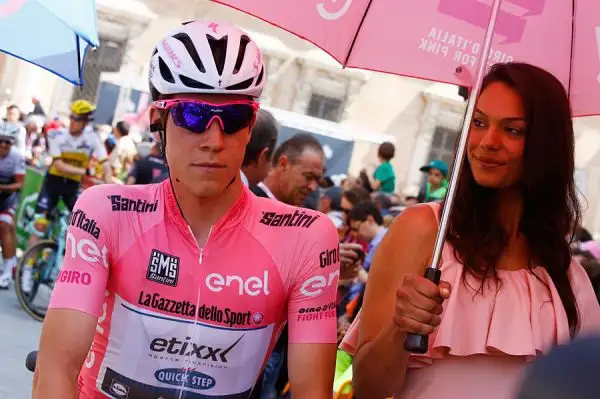Alcune immagini delle splendide ragazze che anche quest'anno fanno da cornice alla Corsa Rosa che si sta snodando per le strade della penisola del bel paese.