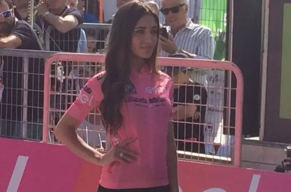 Alcune immagini delle splendide ragazze che anche quest'anno fanno da cornice alla Corsa Rosa che si sta snodando per le strade della penisola del bel paese.