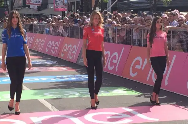 Alcune immagini delle splendide ragazze che anche quest'anno fanno da cornice alla Corsa Rosa che si sta snodando per le strade della penisola del bel paese.