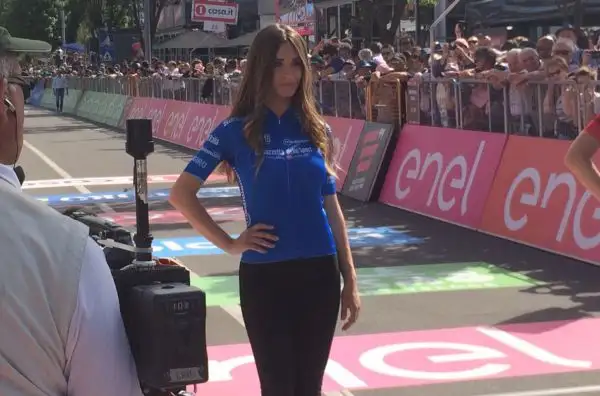Alcune immagini delle splendide ragazze che anche quest'anno fanno da cornice alla Corsa Rosa che si sta snodando per le strade della penisola del bel paese.
