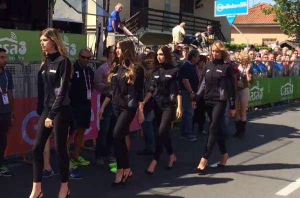 Alcune immagini delle splendide ragazze che anche quest'anno fanno da cornice alla Corsa Rosa che si sta snodando per le strade della penisola del bel paese.
