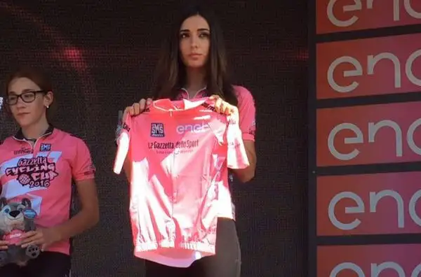 Alcune immagini delle splendide ragazze che anche quest'anno fanno da cornice alla Corsa Rosa che si sta snodando per le strade della penisola del bel paese.